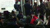 新疆火车站迎来客流高峰 民工整夜排队买票