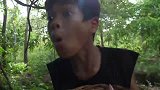 摇头哥带来鸡翅，本来想继续坑卷毛，没想被卷毛识破！