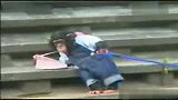 [搞笑]猴子拉狗狗过河