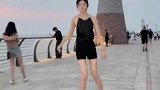 某女子在海边跳舞引网友调侃，网友：果然艺术源于生活