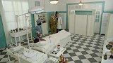 为了查清真相，美女拼命的想叫醒小伙