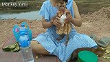 看见妈妈给小狗喂奶，丫丫接下来的举动让人太意外，也太猴精吧