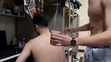 学生们在寝室拔罐，爷爷是一名老中医，从小就耳濡目染！