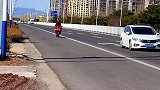 在街头好几辆汽车，居然都跑不过一个摩托，伤害性不大侮辱性极强