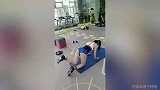 健身房美少女瑜伽垫后踢！汗水练就绝美迷人身材