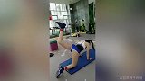 健身房美少女瑜伽垫后踢！汗水练就绝美迷人身材