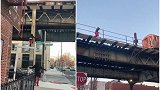 美国纽约：请勿模仿！男子不想上班迟到，攀爬钢架赶火车