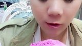 吃冰小姐姐，吃奶油大桃子，一口下去，奶油都粘嘴上了！