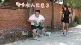 骗子摆摊，酒瓶不倒奖200，来个聪明美女骗子赔哭了