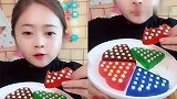 可爱美女直播吃彩色果冻，一口下去超过瘾，向往的生活