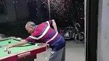 大爷在灯下打台球，头上一群蚊子在飞旋
