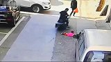 监控拍下惊魂一幕小女孩爬在地上玩，被车子直接压过去，幸好没事