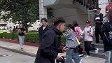 学生们下课走出教学楼，男生充当疏散侠疏散交通