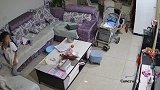 这就是母爱，监控宝宝摔下沙发，宝妈真的是吓一跳