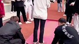 高校体育跳远测试，女班长和男班长的不同待遇