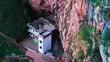 云南贵州交界处发现一悬崖下的二层小楼
