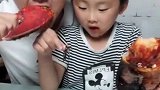 这父子俩吃龙虾钳子，大葱叶子还挂在小孩嘴边上！