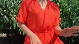 美女在果林跳舞,已经跟着扭起来了