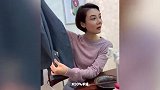 车晓晒与友人聚餐，打扮干净利落像极女干部，43岁依旧孤身一人