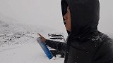 小伙单人露营冰川深处，晚上遭遇暴风雪，海拔太高现在严重缺氧