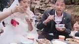第一次到农村吃喜宴，看到这一幕羡慕了，或许这就是爱情吧！