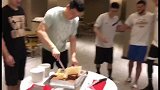 上海外援麦卡勒姆生日夜被“绑” 李根亲自操刀拍蛋糕环节