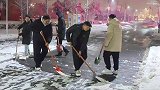 老师流水线作业铲雪，这自动化只需要几碗米饭作为动力