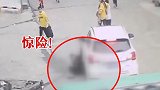 湖南怀化：男孩路边系鞋带险遭碾压，司机甩锅“视线盲区”
