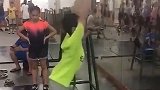 别笑！小老弟站姿练习游泳 在家起床来一段