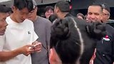 入乡随俗！孙兴慜与队友及家人打卡墨西哥传统美食塔可