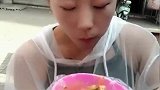 3块钱的宽粉条，妹子用签子叉着开吃，一看就是讲究人