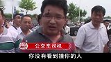 宝马车超速闯红灯，迎面轿车瞬间被撞解体，路人目睹全程吓得发颤