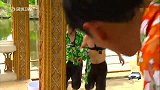 吴昕为了赢拼了，开始拧袜子里的水丨极速