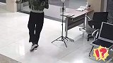 迷路小女孩遇便衣民警，坚持要求民警换警服才肯相信