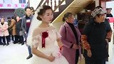 重庆一姑娘出嫁，出门时亲人们纷纷给她红包，新娘好漂亮