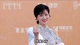 赵雅芝不服老，穿开衩旗袍脚踩“恨天高”赏花，生动诠释人比花娇
