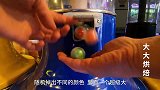 超好玩的零食抓娃娃机！里面全是各种零食饮料！一大群小孩围着玩