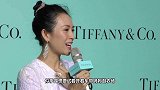 章子怡携女儿农场开拖拉机，母女一起啃胡萝卜画