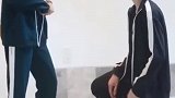 这对情侣又撒狗粮了，女友好贴心，情侣街拍