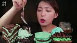 美女试吃薄荷巧克力甜点特辑
