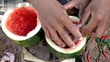 太好玩了这两个小孩儿把西瓜掏空来炖鸡,居然看着很美味呢