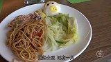 出门工作还是要好好打扮一下，小妞妈妈试穿新裙子，太显气质了