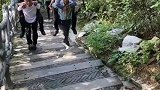 现实版乌鸦反哺感动路人。两兄弟背八旬父母爬山游玩