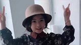 萌娃戴着帽子跳舞，真的好可爱呀