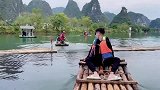 小伙子特地来坐竹筏，下水后瞬间后悔了