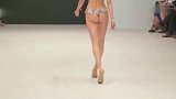 内衣超模走秀集锦：俄罗斯女神走秀，身姿妩媚，笑容甜美。
