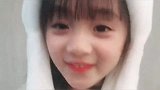 小女孩眨眼睛的样子，实在是太可爱了