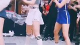 太多人围观了，有点不好意思跳了