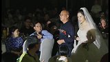 婚礼现场牵着父亲的手走进婚礼殿堂，莫过是女孩最幸福的时刻