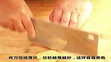 一个地瓜加一把粉丝成本2元钱，这样制作，外酥里嫩，香甜可口